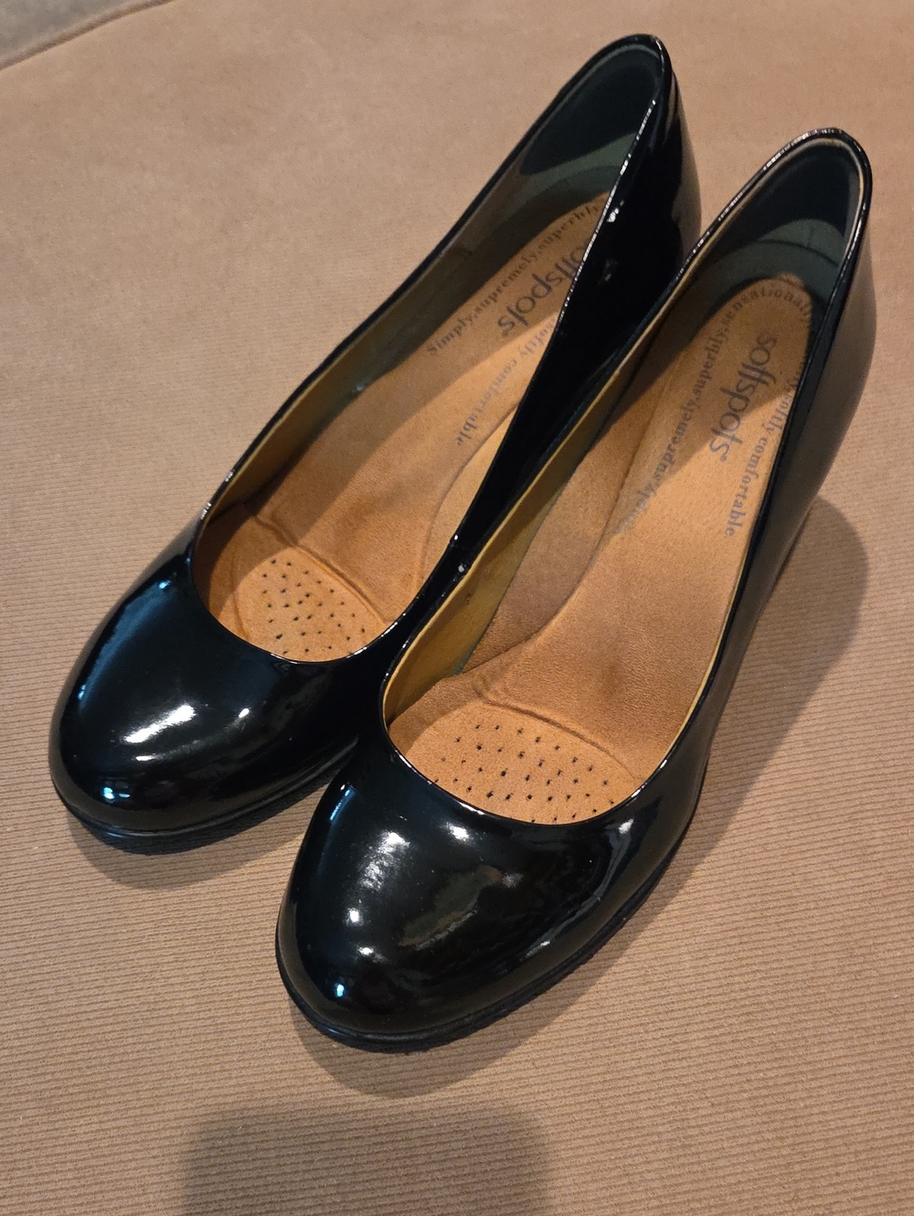 Softspots Salude 8.5W Black Patent Round-Toe Slip-On Heels Pumps